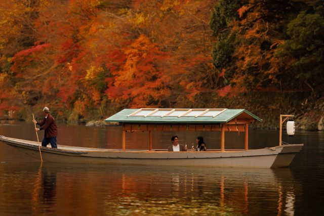 星野リゾートの「星のや京都」では、期間限定で屋形船から紅葉を楽しむプラン「嵐峡の紅葉狩り舟」を始める。