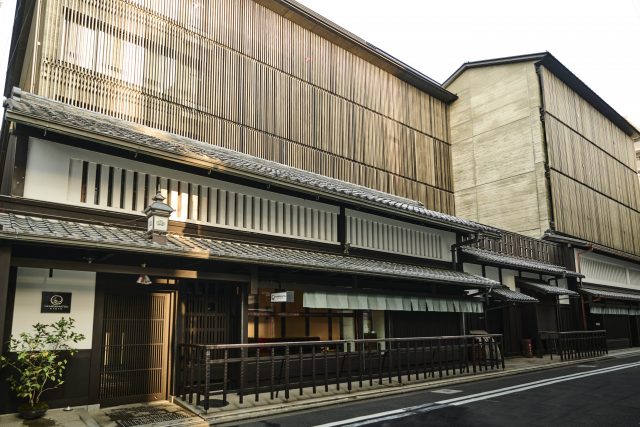 「THE HIRAMATSU 京都」は、美しい京町家を再利用したホテルで、伝統と現代を融合させた特別な滞在が楽しめる。