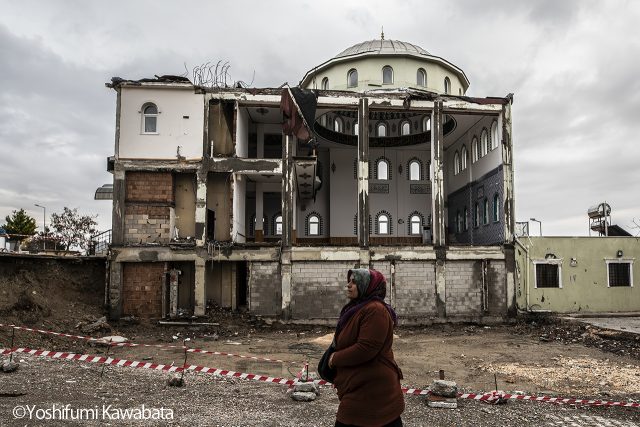 地震で壁が崩壊したモスク。トルコ南東部アドゥヤマン県ベスニ地区（2023年12月11日、川畑嘉文さん撮影）