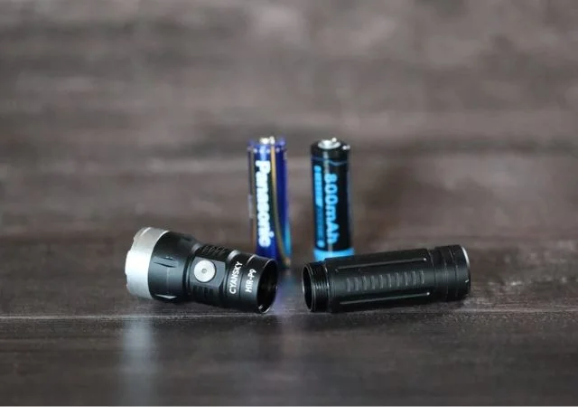 左：市販の単三電池、右は付属のリチウム電池