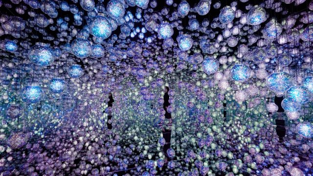 チームラボ《Bubble Universe：実体光、光のシャボン玉、ぷるんぷるんの光、環境によって生み出される光  - ワンストローク》© チームラボ