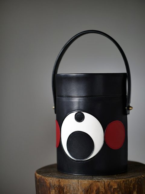 くま紋デザインの筒型バッグ：61,600円