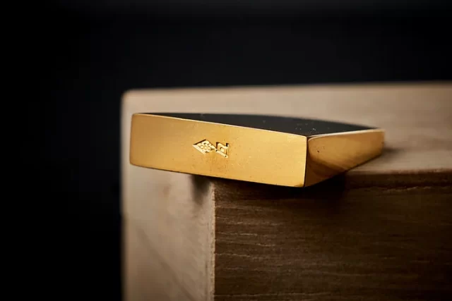 純金駒には、純金の品位を保証するホールマークが刻印される