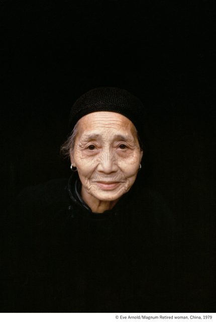 イヴ・アーノルド「引退した女性」中華人民共和国、1979年