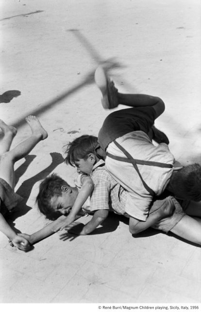 ルネ・ブリ「遊ぶ子どもたち」イタリア、シチリア島、1956年