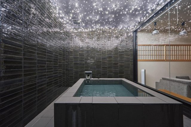 「今昔荘 天下茶屋」の幻想的な浴室