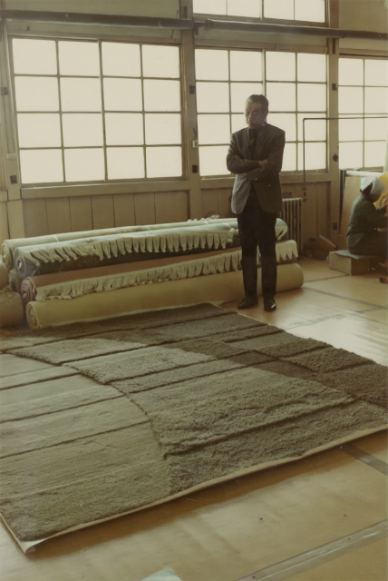 1971年、剣持勇によるオリエンタルカーペットの工房でのじゅうたんの製品検査風景。