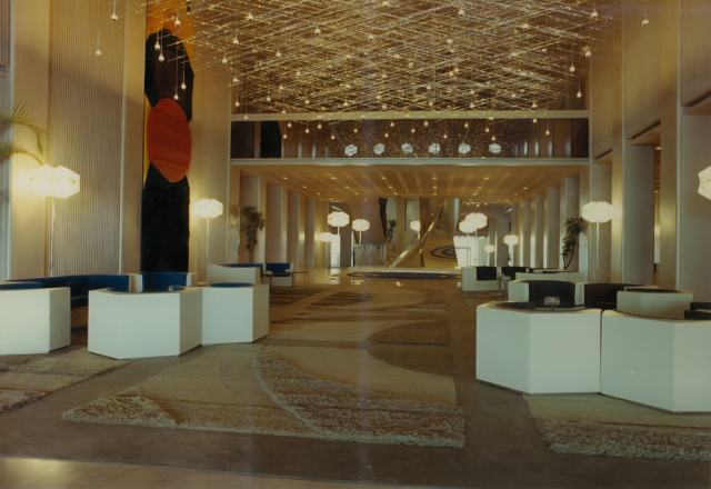 1971年、京王プラザホテルのメインロビー。メインロビーで使用された絨毯を復刻。