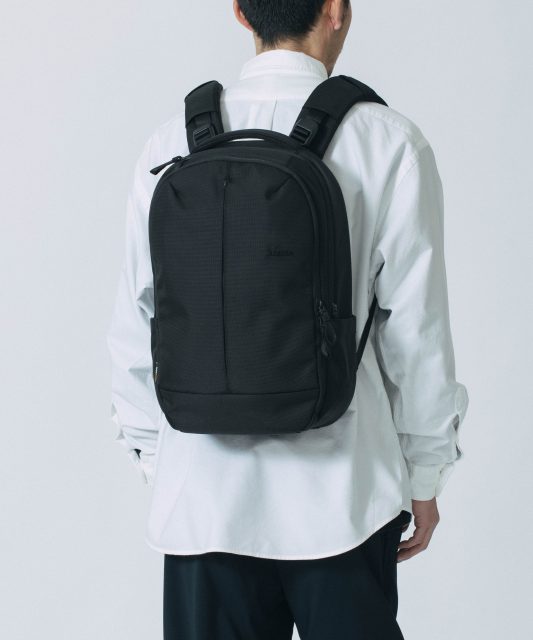 Tracks Backpack 18L　¥24,200（税込）約H44 x W29 x D14 cm ブラックのみ、対応デバイス：13インチまでのMacBook、iPad