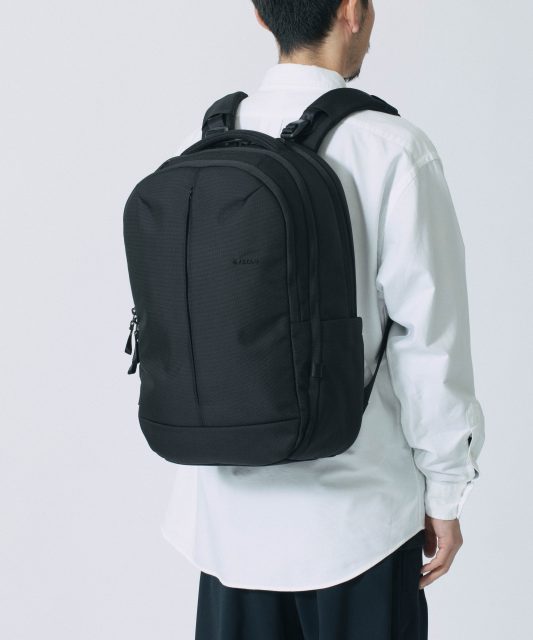 Tracks Backpack 25L　¥34,650（税込）約H49 x W32 x D16 cm ブラックのみ、対応デバイス：16インチまでのMacBook、iPad