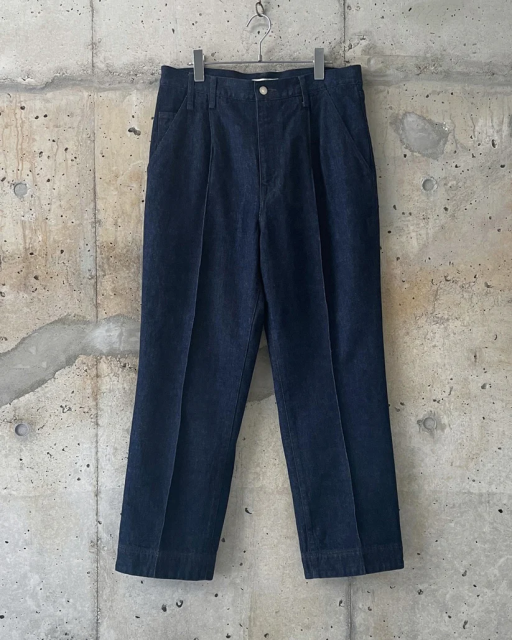 PIN TUCK DENIM TROUSERS 30,800円（税込）