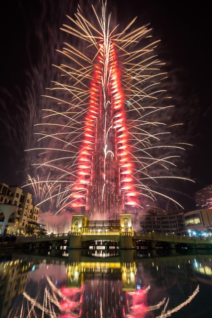 ドバイの象徴的なランドマークであるバージュ・カリファを背景に、大晦日に開催される特別なカウントダウンイベント