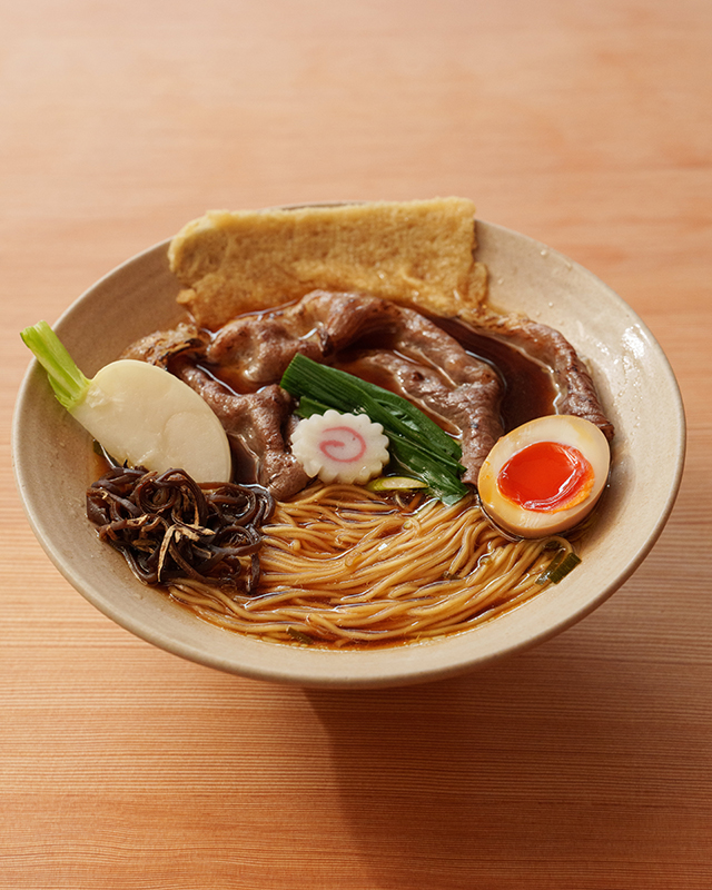 しゃぶしゃ炙り和牛白・黒出汁そば（白醤油／黒醤油）：各2,000円